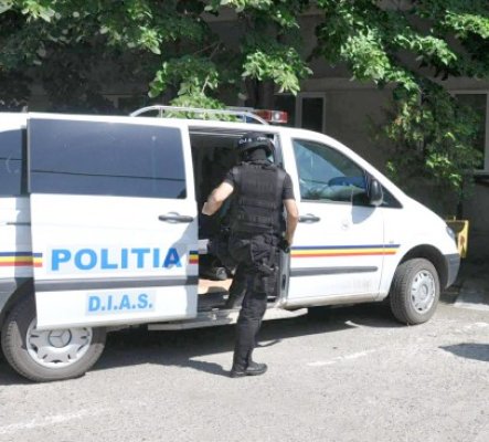 A năvălit în casa fostei concubine şi i-a luat la bătaie copiii
